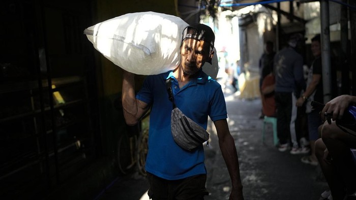 Filipina Dilanda Panas Ekstrem, Suhu Mencapat 47 Derajat Celcius Men deliver sacks of ice cubes as demand remains high due to hot temperatures in Quezon city, Philippines on Wednesday, April 24, 2024. Parts of the country continue to experience extremely hot weather due to the El Nino phenomenon with heat index reaching 45 celsius degrees (113 Fahrenheit). (AP Photo/Aaron Favila)