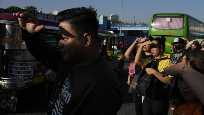 Men deliver sacks of ice cubes as demand remains high due to hot temperatures in Quezon city, Philippines on Wednesday, April 24, 2024. Parts of the country continue to experience extremely hot weather due to the El Nino phenomenon with heat index reaching 45 celsius degrees (113 Fahrenheit). (AP Photo/Aaron Favila)