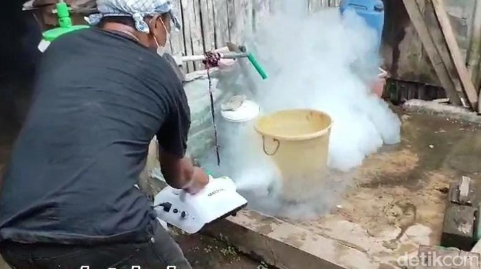 Fogging secara mandiri yang dilakukan relawan pemuda Desa Pringu, Malang.