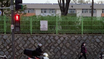 Selain lampu lalu lintas berwarna merah, ada juga nyala lampu di jalan agar pengendara dan orang lebih awas. Foto: Bored Panda