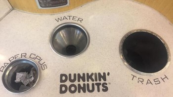 Buang airnya juga jika ingin membuang tempat minum. Jadi sampahnya tetap kering dan tidak bercampur air. Foto: Bored Panda