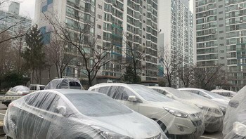 Apartemen ini sedang dicat sehingga kendaraan yang parkir dibungkus plastik dulu supaya tidak terkena cat. Foto: Bored Panda