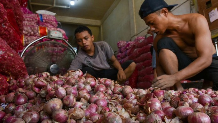 Pedagang mengupas kulit bawang merah yang akan dijual di Pusat Pasar, Medan, Sumatera Utara, Rabu (24/4/2024). Menurut pedagang, harga bawang merah sejak sepekan terakhir naik dari Rp35.000 per kilogram menjadi  Rp55.000 per kilogram dikarenakan berkurangnya posokan sedangkan permintaan meningkat. ANTARA FOTO/Fransisco Carolio/Spt.