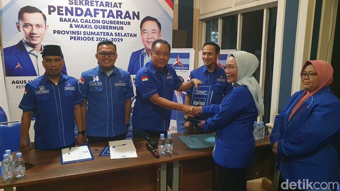 Holda mengambil formulir pendaftaran bacagub Sumsel di Demokrat.