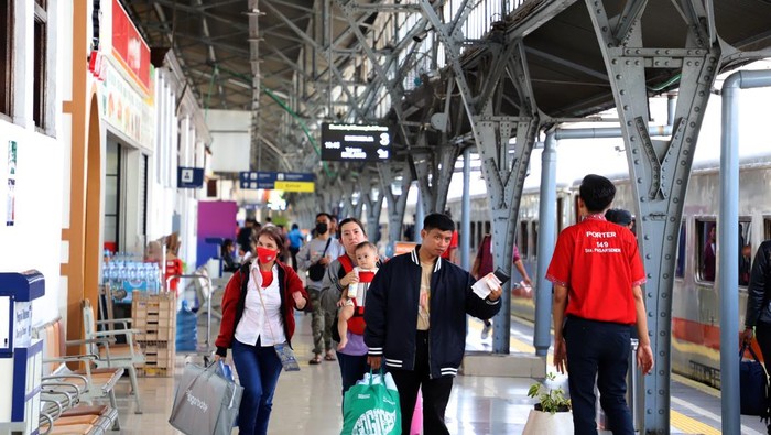 Ilustrasi aktivitas penumpang di stasiun kereta api