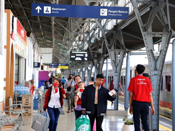 Ilustrasi aktivitas penumpang di stasiun kereta api
