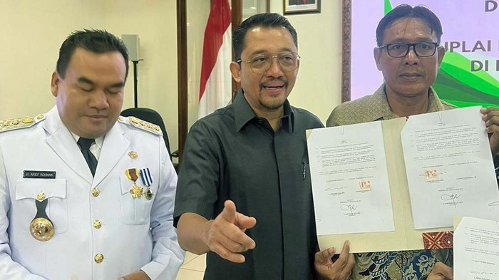 Investasi Pabrik Biomassa di Kabupaten Blora PT Maharaksa Biru Energi Tbk akan membangun pabrik biomassa di Kabupaten Blora. Mereka menggandeng sejumlah koperasi di Kabupaten Blora.