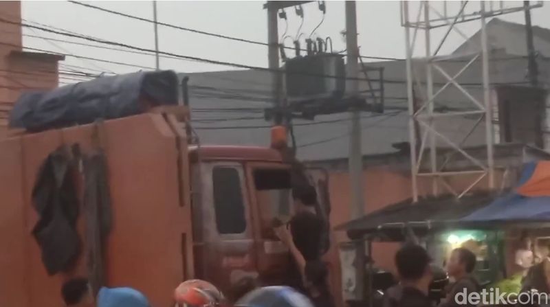Jukir keroyok sopir truk di Cileungsi. (Viral)