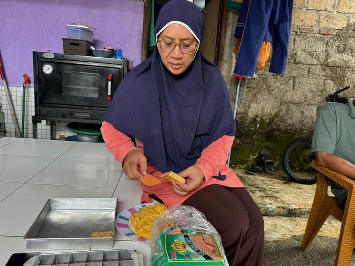 Julai, penjual kue basah di Bojonggede