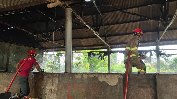 Kebakaran pabrik di Indramayu
