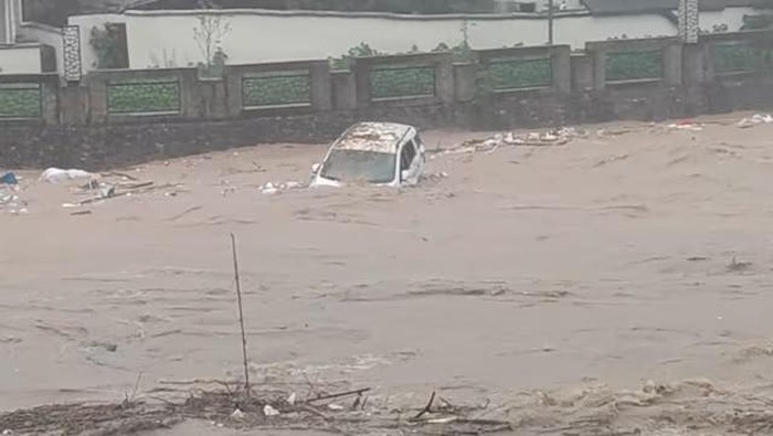 Tragedi di Jembatan China: Hujan Deras Sebabkan Runtuhnya Infrastruktur, Menewaskan 11 Korban