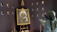 Setiap tamu yang berkunjung ke Keraton akan didampingi oleh seorang abdi dalem sebagai pemandu wisata yang menjelaskan filosofi Keraton hingga pameran yang terselenggara.   