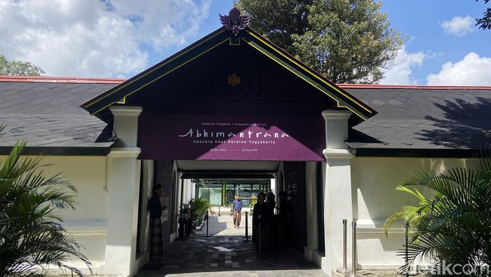 Keraton Ngayogyakarta Hadiningrat menggelar pameran temporer bertajuk Abhimantrana. Pameran ini untuk memperingati Kenaikan Tahta Sri Sultan Hamengkubuwono X.