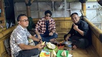 “Maren…makan duren,” tulis keterangannya dalam unggahan di Instagram. Lagi-lagi ayah Amanda Caesa ini menikmati buah durian bersama teman-temannya di sebuah gazebo. Foto: Instagram @partopatrio