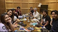Pria 63 tahun itu juga pernah kumpul keluarga bersama keluarga Eko Patrio. Begini momennya saat kedua keluarga itu kumpul makan bareng di restoran. Foto: Instagram @partopatrio