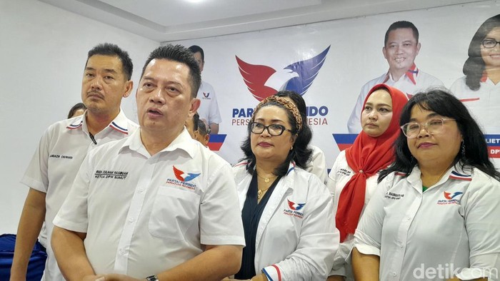Ketua DPW Perindo Sumut, Rudi Zulham Hasibuan (depan) saat diwawancarai di kantor Perindo Sumut. (Nizar Aldi/detikSumut)