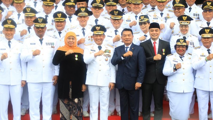 Khofifah menerima pengharfaan Satyalancana.