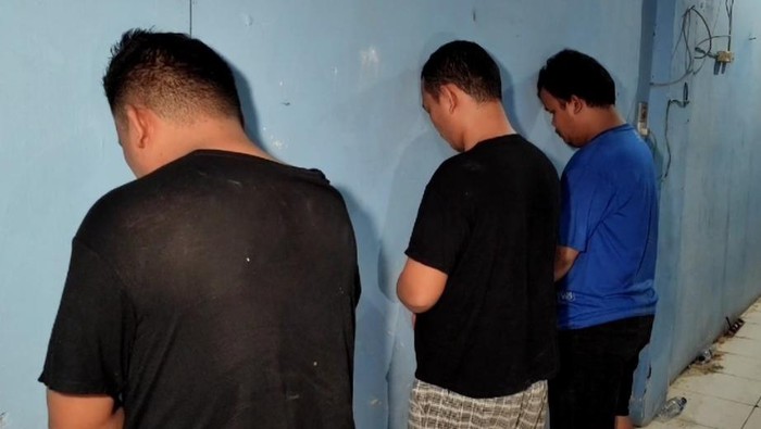 Kodim 0201/Medan menggerebek gudang penyimpanan minuman keras diduga oplosan di Jalan Kapten Sumarsono, Kota Medan. Tiga orang diamankan. (Istimewa).