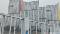 Pagar yang mengelilingi Wisma Atlet juga sudah berkarat. Bahkan ada pagar yang rusak hingga tiang-tiang pagar lepas. Dengan begitu, pagarnya pun terlihat bolong. Foto: Retno Ayuningrum/detikcom