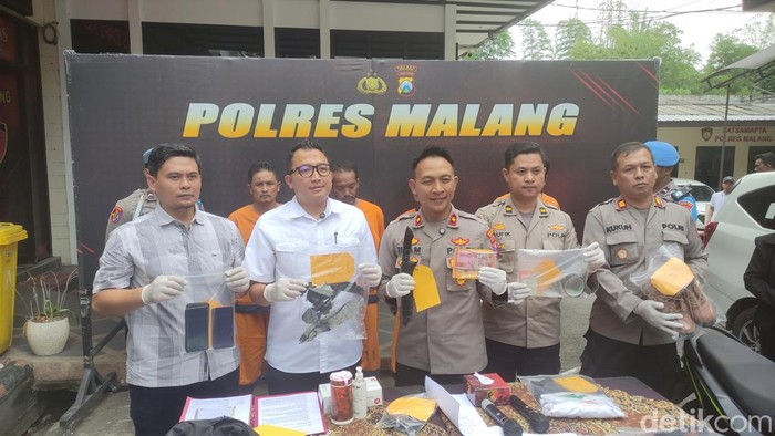 Konferensi pers perampokan rentenir di Kalipare, Malang.
