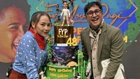 Presenter FYP di Trans 7 ini berteman dekat dengan Irfan Hakim. Ini momen Mpok Alpa turut memeriahkan ulang tahun presenter kondang tersebut yang disuguhi kue bertingkat. Foto: Instagram nina_mpokalpa