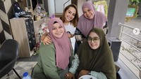 Bersama orang-orang terdekatnya, Mpok Alpa menghabiskan waktu berkualitas bersama. Salah satu agendanya adalah makan enak. Foto: Instagram nina_mpokalpa