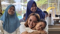 Kalau ini potret Mpok Alpa saat bertemu adik-adiknya di Malang. Tak hanya ajak rekreasi, ia juga mengajak semuanya makan bareng. Foto: Instagram nina_mpokalpa