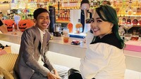 Dalam foto ini, Mpok Alpa menunjukkan tengah dinner bareng Dede Sunandar. Terlihat mereka mampir ke restoran yang punya area bar. Foto: Instagram nina_mpokalpa