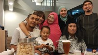Baru 2 hari udah kangen sm masakan umi... tulis Mpok Alpa di keterangan foto. Ia foto bareng keluarganya saat tengah makan bersama di restoran. Foto: Instagram nina_mpokalpa