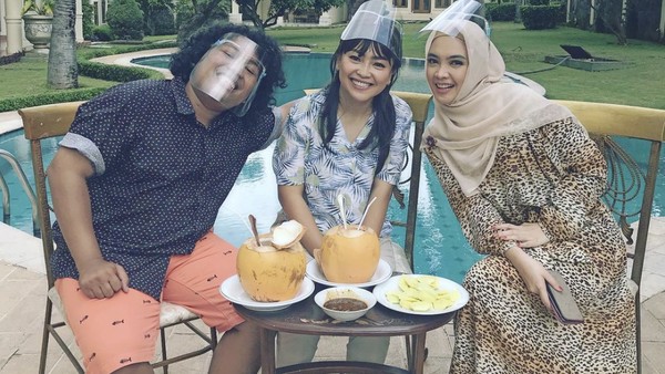 Kulineran Nina Mpok Alpa yang Dikabarkan Hamil Anak Ketiga