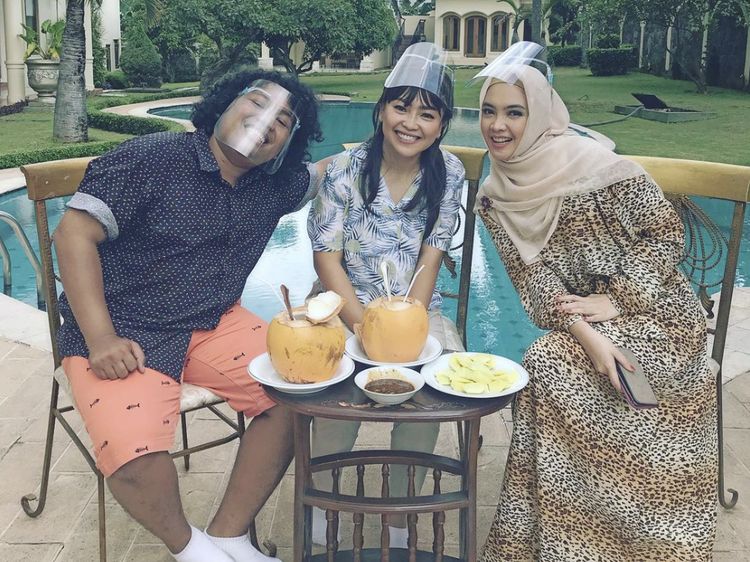 Kulineran Nina Mpok Alpa yang Dikabarkan Hamil Anak Ketiga