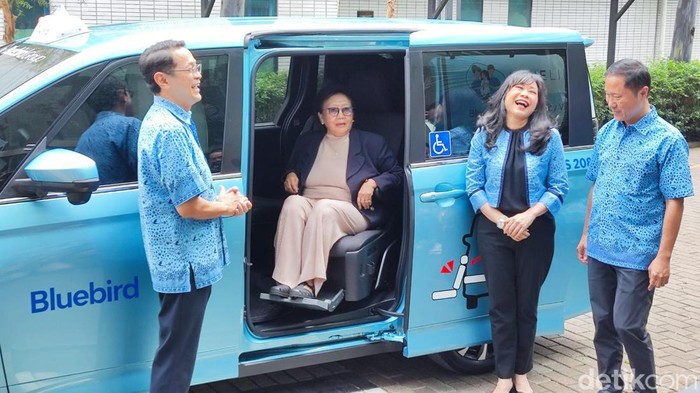Layanan taksi BlueBird khusus untuk difabel.