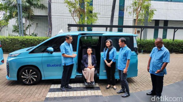 Layanan taksi BlueBird khusus untuk difabel.