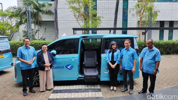 Layanan taksi BlueBird khusus untuk difabel.