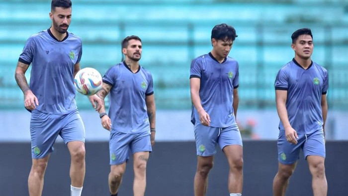 Skuad Persikabo 1973 saat menjalani sesi latihan di stadion Moch Soebroto, Magelang, Kamis (25/4/2024).