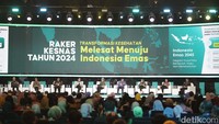 Para pejabat eselon Kemenkes menyampaikan materi dalam diskusi panel Rakerkesnas di ICE BSD City, Tangerang. Tantangan yang juga dihadapi menuju generasi emas 2045 adalah kesehatan wanita dan anak-anak perempuan. Ada lebih dari 136 juta wanita dan sekitar 88 juta anak perempuan yang dibayangi sedikitnya tiga ancaman serius di masa mendatang, yakni kanker leher rahim, pneumonia, sampai diare.