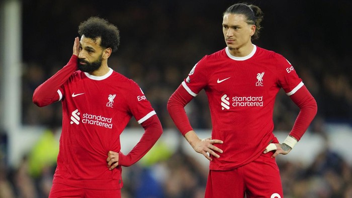 Liverpools Mohamed Salah, left, and Liverpools Darwin Nunez react during the English Premier League soccer match between Everton and Liverpool at the Goodison Park stadium in Liverpool, Britain, Wednesday, April 24, 2024. (AP Photo/Jon Super)