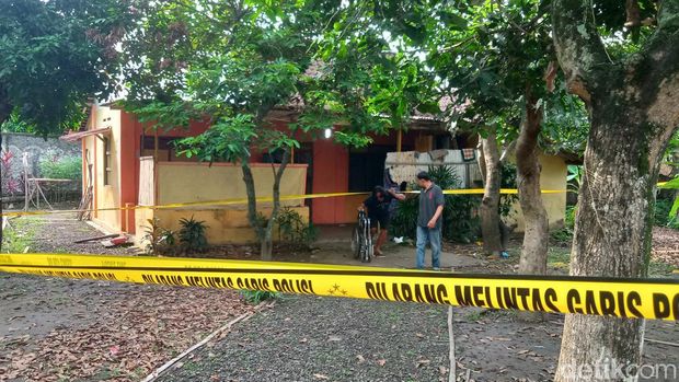 Halaman rumah lokasi pembunuhan di Desa Gemblegan, Kecamatan Kalikotes, Klaten.