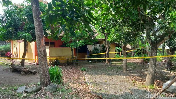 Halaman rumah lokasi pembunuhan di Desa Gemblegan, Kecamatan Kalikotes, Klaten.