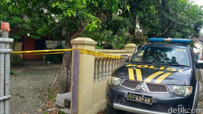 Halaman rumah lokasi pembunuhan di Desa Gemblegan, Kecamatan Kalikotes, Klaten.
