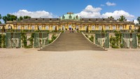 Istana Sanssouci merupakan bangunan bersejarah ini dibangun untuk Raja Prusia Frederick Agung sebagai istana musim panasnya dari tahun 1745 hingga 1747. Seluruh kompleks, beserta istana dan tamannya, merupakan situs Warisan Dunia UNESCO karena arsitektur dan lanskapnya yang luar biasa.: (iStock)