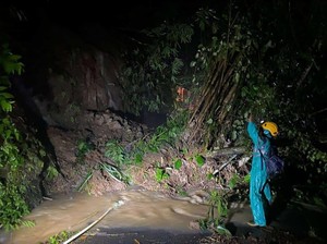 Tasikmalaya Dikepung Longsor, Jalan Tertutup hingga Rumah Rusak