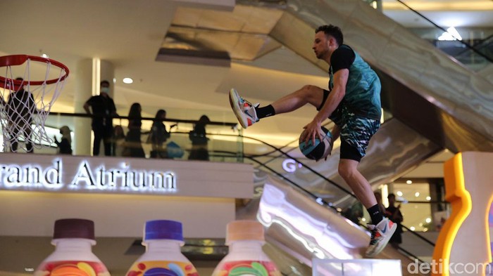 Melihat Aksi Face Team Acrobatic Sports Theatre di Jakarta Anggota Face Team Acrobatic Sports Theatre menunjukkan kemampuan slam dunk di Mall Kota Kasablanca, Jakarta, Kamis (25/4/2024).