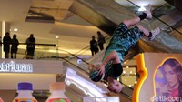 Face Team Acrobatic Sports Theatre yang tampil di Mall Kokas itu merupakan tim akrobatik slam dunk yang berasal dari Hungaria.