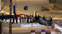 Aksi-aksi akrobatik ini menyedot perhatian pengunjung Mall Kokas.