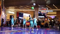 Meskipun terkenal dengan bola basket akrobatik, Face Team juga menampilkan trik dalam pertunjukan bola tangan, korfball, dan juggling bola.