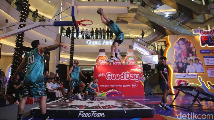 Anggota Face Team Acrobatic Sports Theatre menunjukkan kemampuan slam dunk di Mall Kota Kasablanca, Jakarta, Kamis (25/4/2024).