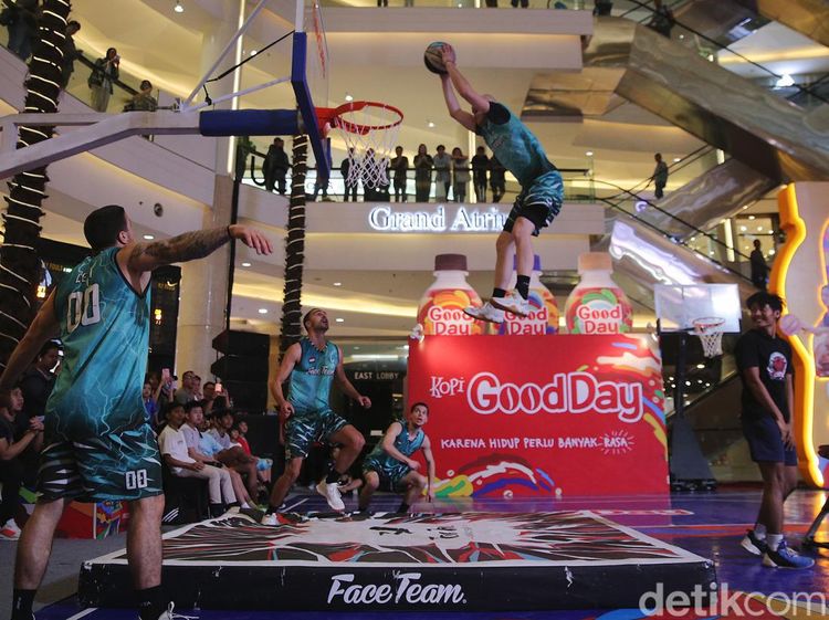 Aksi Akrobatik Slam Dunk Hungaria Unjuk Gigi di Jakarta