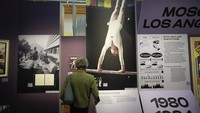 Seorang pengunjung tengah melihat pameran Olimpisme. Sejarah dunia 1896-2024 di Museum Nasional Sejarah Imigrasi Prancis, di Paris, Rabu (24/4/2024).