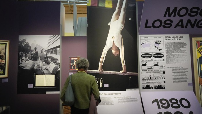 Melihat Pameran Olimpiade Sejarah Dunia di Paris People walk through the